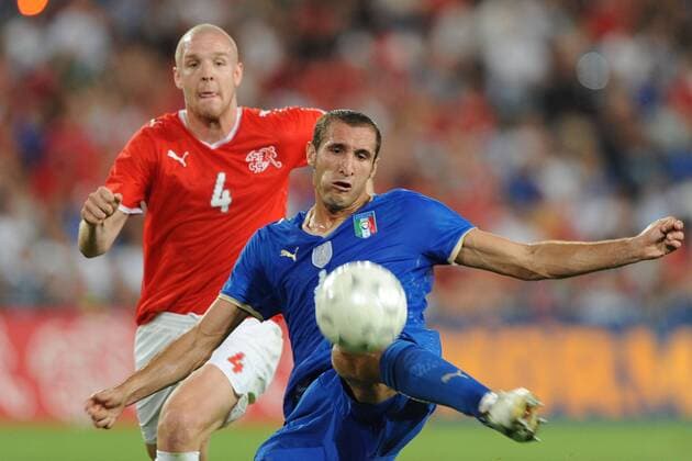 Giorgio Chiellini (Italien, re.) gegen Philippe Senderos (Schweiz) 