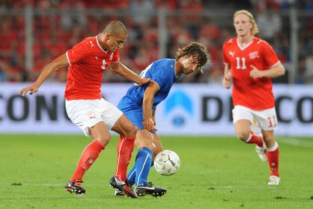 Andrea Pirlo (Italien, re.) gegen Gökhan Inler (Schweiz) 