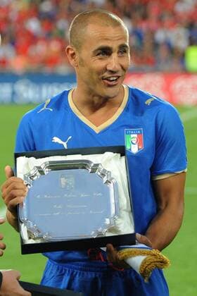 Fabio Cannavaro (Italien) wird zu seinem 127. Länderspiel geehrt - Er ist damit alleiniger Rekordnationalspieler Italiens  o0 Rekord, Rekordspieler, 127 Länderspiele