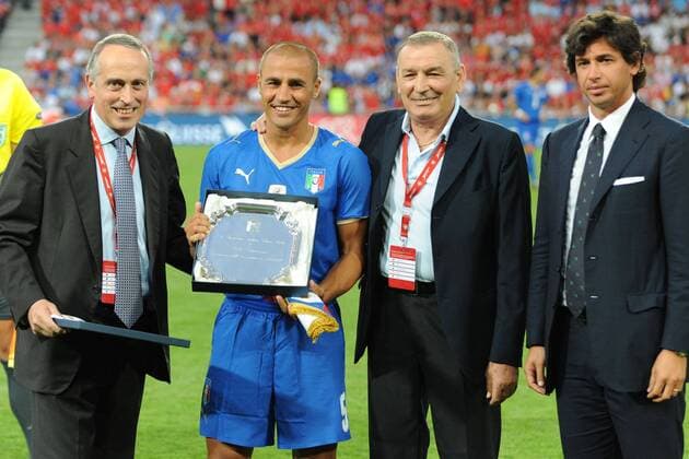 Fabio Cannavaro (2.v.li.) wird von FIGC Präsident Giancarlo Abete (li.), Teammanager Luigi Riva (2.v.re.) und FIGC Demetrio Albertini (alle Italien) anlässlich seines 127. Länderspiel geehrt - Cannavaro ist damit alleiniger Rekordnationalspieler Italiens  o0 Rekord, Rekordspieler, 127 Länderspiele