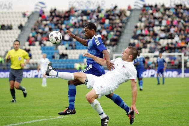 Patrice Evra (France, R) contre Jonas Tor Naes (Iles Feroe)-  NLeGouicFEP o0 Färöer Inseln