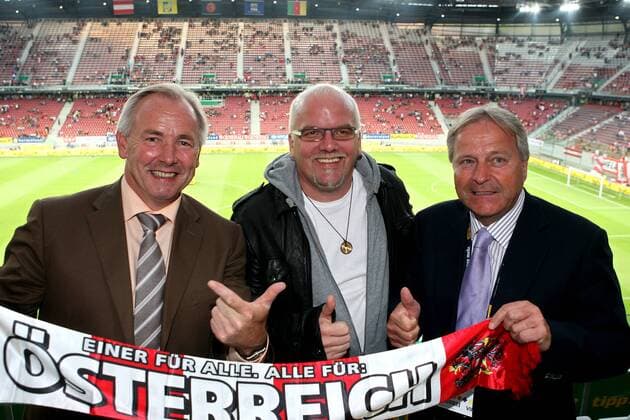 KLAGENFURT, VIP Club - v.li.: Landeshauptmann Gerhard Dörfler (Kärnten), Gerry Friedle (DJ Ötzi) und Präsident Leo Windtner (ÖFB) mit einem Schal.  o0 Funktionär, people, Politik, Sportpolitik, Musik, AUT