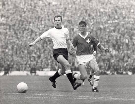 Franz Beckenbauer (BR Deutschland, li.) im Duell - Fußball WM Herren WM 1966, Länderspiel, Nationalteam, Nationaltrikot, BRD - Schweiz 5:0 Gruppe Sheffield