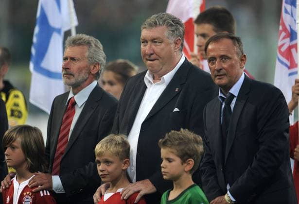Vereinslegenden Dieter Schatzschneider (Hannover 96, Mitte), Dieter Burdenski (SV Werder Bremen, re.) und Paul Breitner (FC Bayern München) anlässlich der Saisoneröffnung 2009 2010 Fußball 1. BL Herren Saison 2009 2010, Saisoneröffnung, Eröffnung, Feier, Eröffnungsfeier Gruppe Wolfsburg