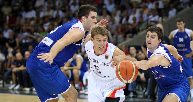 Heiko Schaffartzik (Deutschland, Mitte) im Duell Basketball Länderspiel Herren Freundschaftsspiel 2009, Test, Testspiel, Nationalteam, Nationaltrikot, Deutschland - Serbien 74:53 Gruppe Braunschweig
