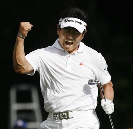 Y. E. Yang reacts after chipping in for eagle  BKX2009081615