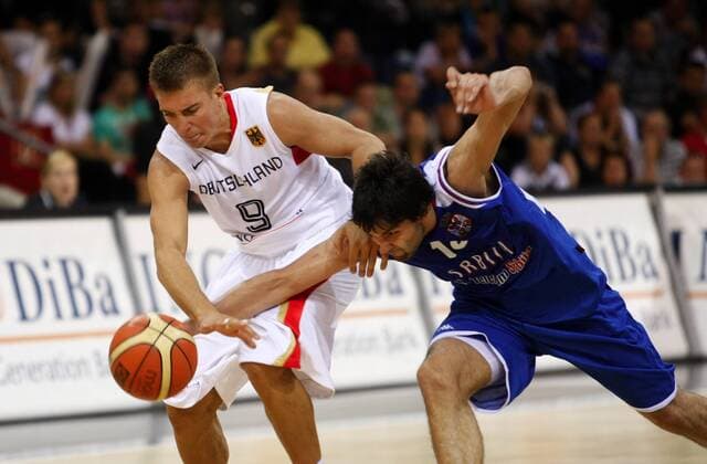 Steffen Hamann (Deutschland, li.) gegen Milos Teodosic (Serbien) Basketball Länderspiel Herren Nationalmannschaft 2009, Test, Testspiel, Nationaltrikot Gruppe Braunschweig Dynamik,
