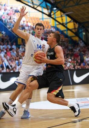Steffen Hamann (Deutschland, re.) gegen Novica Velickovic (Serbien) Basketball Länderspiel Herren Nationalmannschaft 2009, Test, Testspiel, Nationaltrikot, Deutschland - Serbien 62:75 Gruppe Dessau Dynamik,