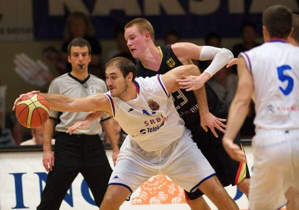 Nenad Krstic (Serbien, li.) gegen Robin Benzing (Deutschland) Basketball Länderspiel Herren Nationalmannschaft 2009, Test, Testspiel, Nationaltrikot, Deutschland - Serbien 62:75 Gruppe Dessau