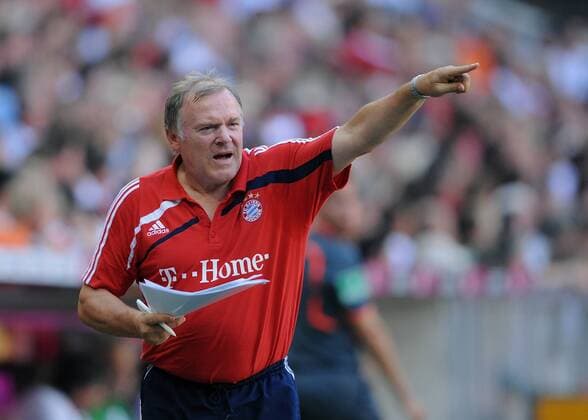 Co Trainer Hermann Gerland (Bayern) gibt Anweisungen -  Fußball 1. BL Herren Saison 2009 2010, FC Bayern München Einzelbild München