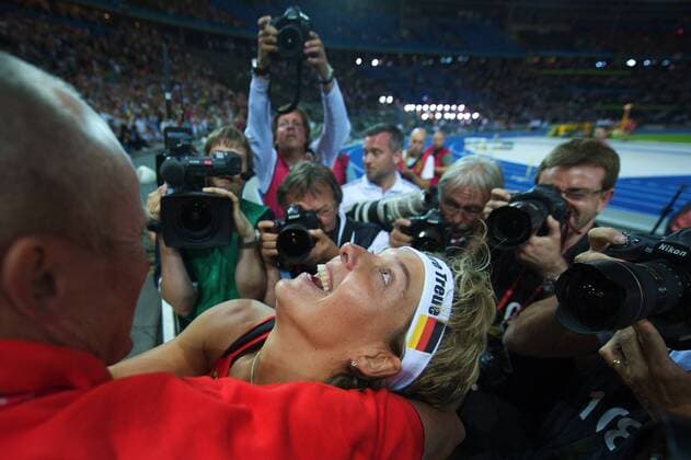 Steffi Nerius und Trainer Helge Zöllkau (beide Deutschland) feiern den Weltmeistertitel 2009 im Speerwerfen Leichtathletik WM Damen WM 2009, Speerwurf Gruppe Berlin Glück, Begeisterung, Freude,