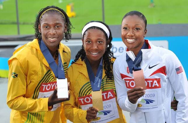 Siegerehrung 100m WM 2009: Weltmeisterin Shelly Ann Fraser (Mitte) zwischen Kerron Stewart (beide Jamaika, li.) und Carmelita Jeter (USA) -  Leichtathletik WM Damen WM 2009, Gruppe Berlin Freude,