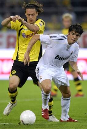 Kaka (Real Madrid, re.) gegen Neven Subotic (BVB) Fußball Herren Saison 2009 2010, Test. Testspiel, Borussia Dortmund - Real Madrid CF 0:5 Gruppe Dortmund Dynamik,