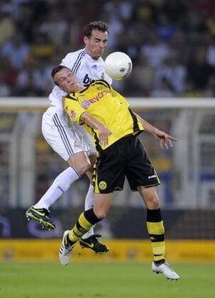 Christoph Metzelder (Real Madrid, li.) gegen Kevin Großkreutz (BVB) -  Fußball Herren 2009, Test, Testspiel, Jubiläum, Jubiläumsspiel, Vereinsjubiläum Gruppe o0 2010 Dortmund Dynamik,