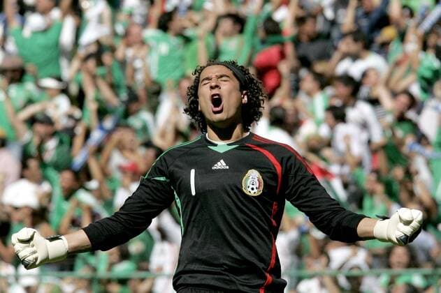 Goalkeeper Guillermo Ochoa of Mexico celebrating  ZUMA-20090812_prc_u78_078.jpg o0 Torwart, Jubel, City