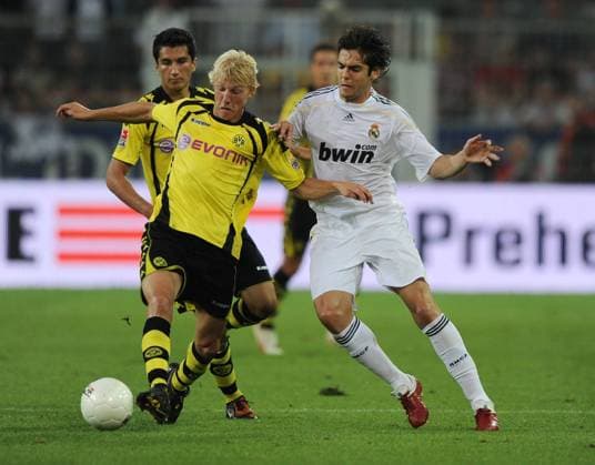Kaka (Real Madrid, re.) gegen Julian Koch (Mitte) und Nuri Sahin (beide BVB) Fußball Herren Jubiläumsspiel 2009, Test, Testspiel, Borussia Dortmund - Real Madrid CF 0:5, Jubiläum, Gruppe Dortmund Dynamik,