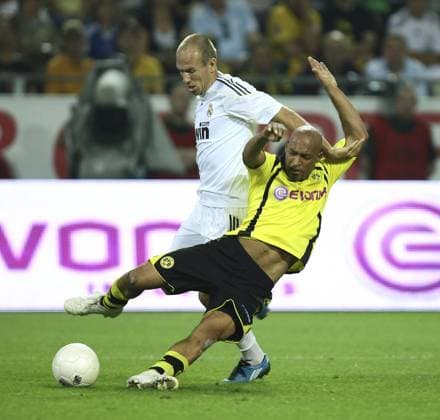Arjen Robben (Real Madrid, li.) gegen Dede (BVB) Fußball Herren Saison 2009 2010, Testspiel, Test, Jubiläumsspiel, Jubiläum, Vereinsjubiläum, Gruppe Dortmund Dynamik,