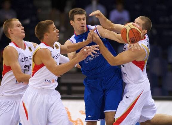 Novica Velickovic (Serbien, 3.v.li.) gegen Tim Ohlbrecht (re.) Steffen Hamann (2.v.li.) und Robin Benzing (alle Deutschland) Basketball Länderspiel Herren Freundschaftsspiel 2009, Testspiel, Test, Nationalteam, Nationaltrikot Gruppe Braunschweig Dynamik,