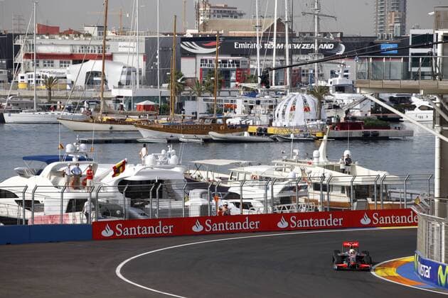 Lewis Hamilton (England McLaren Mercedes) mit seinem Boliden im Hafen von Valencia Motorsport Grand Prix Herren Großer Preis von Europa 2009, Formel 1 Weltmeisterschaft, F1, F, GP, WM Totale Valencia Street Circuit Valencia