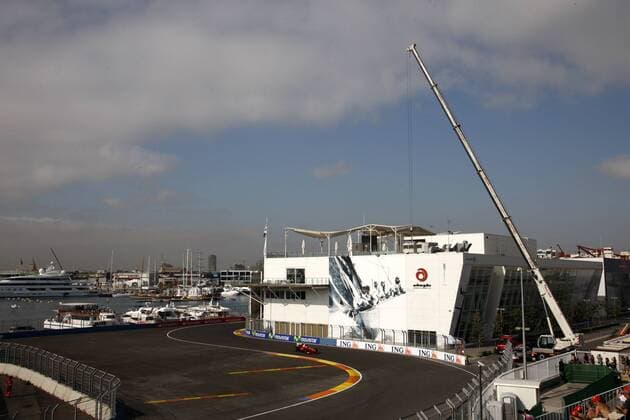 Bootshaus von Alinghi am Rande des Valencia Street Circuit, Austragungsort des GP von Europa Motorsport Grand Prix Herren Großer Preis von Europa 2009, Formel 1 Weltmeisterschaft, F1, F, GP, WM Totale Valencia Street Circuit Valencia