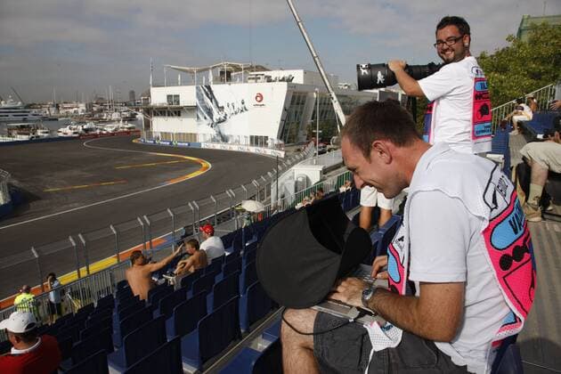 Sportfotografen vor dem Bootshaus von Alinghi am Rande des Valencia Street Circuit, Austragungsort des GP von Europa Motorsport Grand Prix Herren Großer Preis von Europa 2009, Formel 1 Weltmeisterschaft, F1, F, GP, WM Totale Valencia Street Circuit Valencia Freude,
