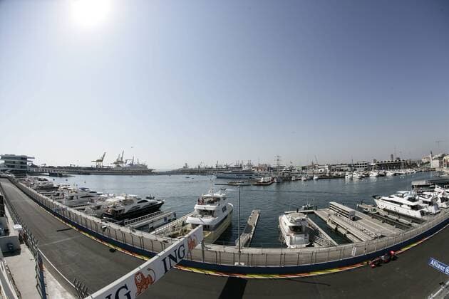 Lewis Hamilton (England McLaren Mercedes) in seinem Boliden am Hafen des Valencia Street Circuit Motorsport Grand Prix Herren Großer Preis von Europa 2009, Formel 1 Weltmeisterschaft, F1, F, GP, WM Totale Valencia Street Circuit Valencia