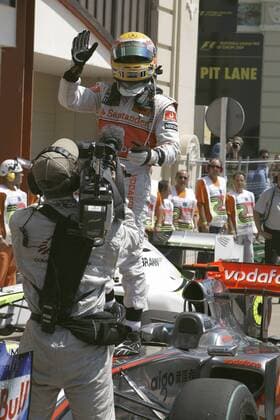 Kameramann fängt den Jubel von Lewis Hamilton (England McLaren Mercedes) ein, nachdem dieser sich die Pole Position beim GP von Europa 2009 gesichert hat Motorsport Grand Prix Herren Großer Preis von Europa 2009, Formel 1 Weltmeisterschaft, F1, F, GP, WM, Qualifying Gruppe Valencia Freude,