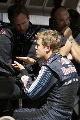 Sebastian Vettel (Deutschland Red Bull) im Gespräch mit den Mechanikern Motorsport Grand Prix Herren Großer Preis von Europa 2009, Formel 1 Weltmeisterschaft, F1, F, GP, WM, Qualifying Gruppe Valencia