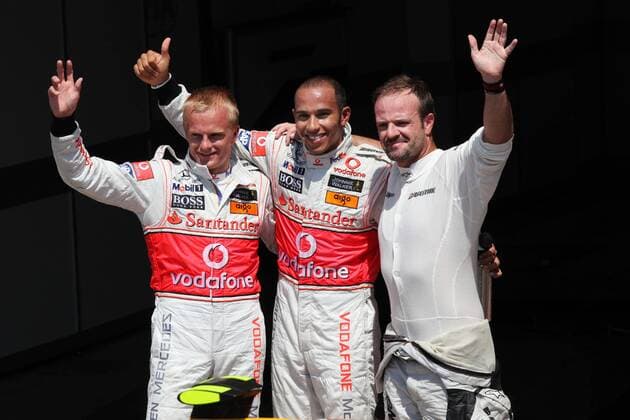 Doppel Pole für McLaren Mercedes beim GP von Europa 2009: Lewis Hamilton (England; Mitte) holt die Pole Position vor Teamkollege Heikki Kovalainen (Finnland, li.) und Rubens Barrichello (Brasilien Brawn GP) Motorsport Grand Prix Herren Großer Preis von Europa 2009, Formel 1 Weltmeisterschaft, F1, F, GP, WM, Qualifying Gruppe Valencia Freude,