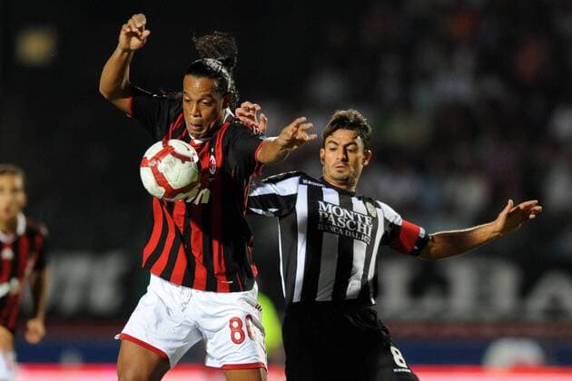 Ronaldinho (AC Mailand, L) - Simone Vergassola (AC Siena) 