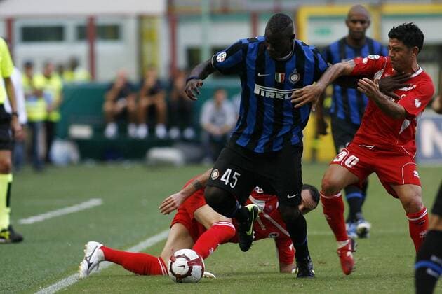 Riccardo Allegretti (AS Bari, re.) vs. Mario Balotelli (Inter Mailand) -  o0 FC Internazionale