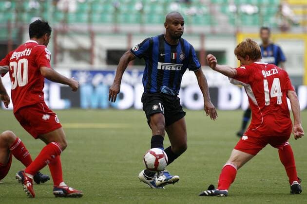 Maicon (Inter Mailand, Mitte) vs. Riccardo Allegretti (li.) und Alessandro Gazzi ( beide AS Bari) -  o0 FC Internazionale
