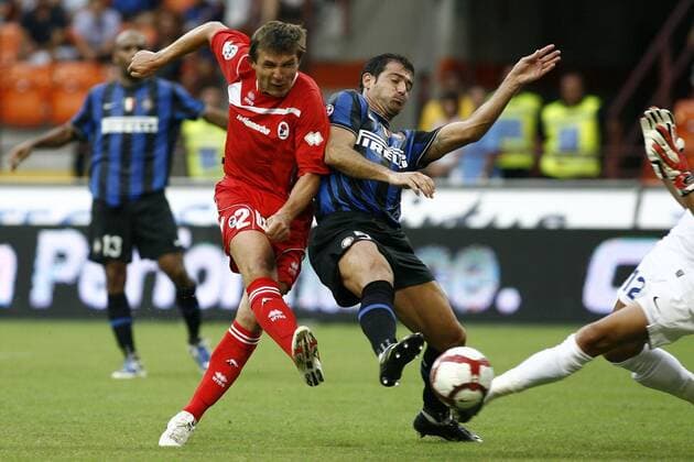 Tor von Vitalii Kutuzov (AS Bari, li.) - 
