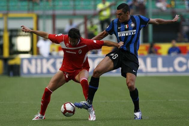 Lucio (Inter Mailand, re.) vs. Fernando Sforzini (AS Bari) -  o0 FC Internazionale
