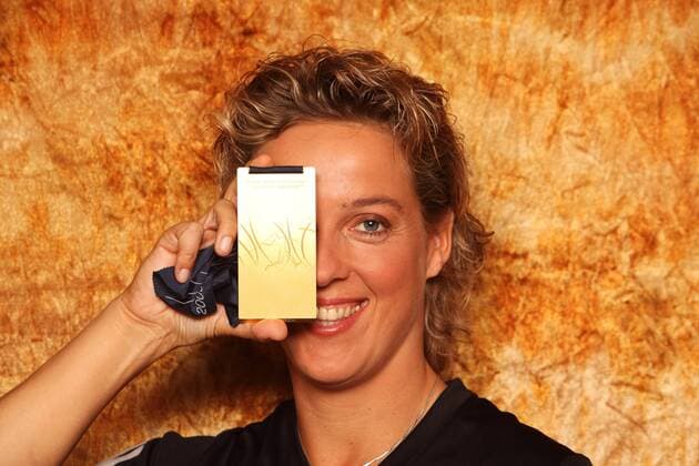 Steffi Nerius (Deutschland) präsentiert ihre Goldmedaille als Weltmeisterin 2009 im Speerwurf Leichtathletik Damen Fotoshooting 2009, Fotostudio, Studioaufnahme, Speerwurf Porträt Mainz Freude,