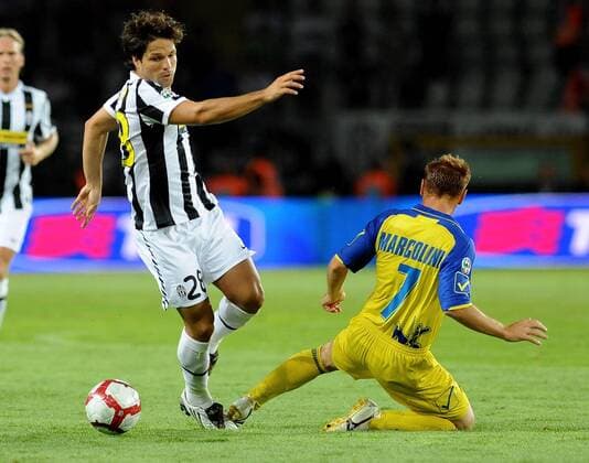 Diego (Juventus Turin, li.) gegen Michele Marcolini (Chievo Verona) - Fußball Herren Serie A 2009 2010, 1. Italienische Liga, Juventus Turin - Chievo Verona 1:0, Juve Gruppe Turin Dynamik,