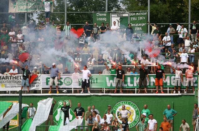 Alfred Kunze Sportpark - 2181 Zuschauer verfolgten die Partie. Bengalos auf dem Norddamm o00 Fans Zuschauer