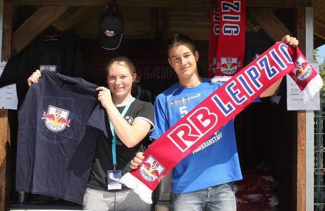 Markranstädt, Stadion am Bad, 16.08.2009, Fußball, NOFV Oberliga Süd. RasenBall Leipzig vs. FSV Zwickau , Die ersten RB Leipzig Fanartikel sind da. Anne Schirmer und Fabian Unverricht verkaufen sie im Fanshop im Stadion. PP090816RB_Zw