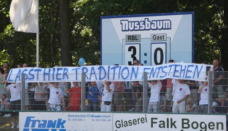 Markranstädt, Stadion am Bad, 16.08.2009, Fußball, NOFV Oberliga Süd. RasenBall Leipzig vs. FSV Zwickau , Fans des RB Leipzig Fanclubs L.E.Bulls wünschen sich für ihren neuen Verein Lasst hier Traditionen entstehen! . PP090816RB_Zw o00 Plakat, Fanplakat, Fanplakate, Transparent Zuschauer Objekte Totale
