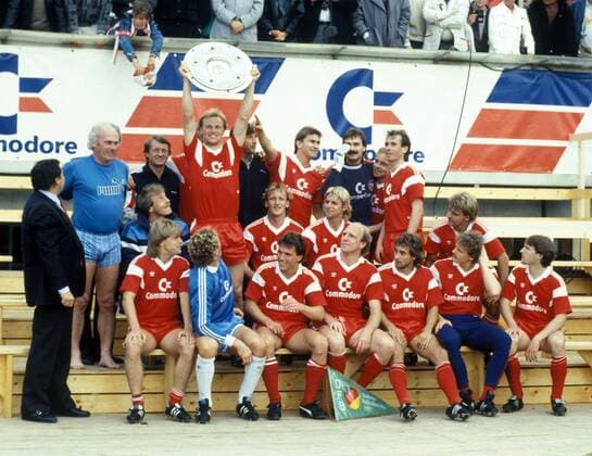 Bayern ist Deutscher Meister 1987 - Hans Pflügler (Mitte li.) präsentiert die Schale Fußball 1. BL Herren DEUTSCHSPRACHIGE SPORTZEITSCHRIFTEN UND -ZEITUNGEN NUR NACH RÜCKSPRACHE 1986 1987 Totale München