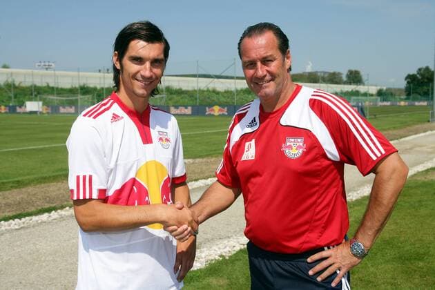 Red Bull Salzburg, Fototermin. L.i.: Nikola Pokrivac und Trainer Huub Stevens (FC Red Bull Salzburg). 