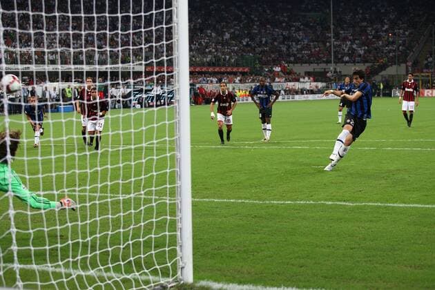 Diego Milito (Inter Mailand, re.) trifft per Elfmeter zum 0:2 - Fußball Herren Serie A 2009 2010, 1. Italienische Liga, AC Mailand - FC Internazionale Mailand 0:4, Milan Gruppe Mailand Dynamik,