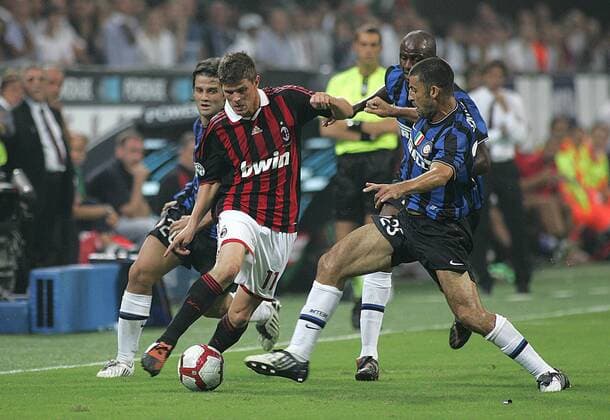 Klaas Jan Huntelaar (AC Mailand, li.) gegen Walter Samuel (Inter Mailand) - Fußball Herren Serie A 2009 2010, 1. Italienische Liga, AC Mailand - FC Internazionale Mailand 0:4, Milan Gruppe Mailand Dynamik,