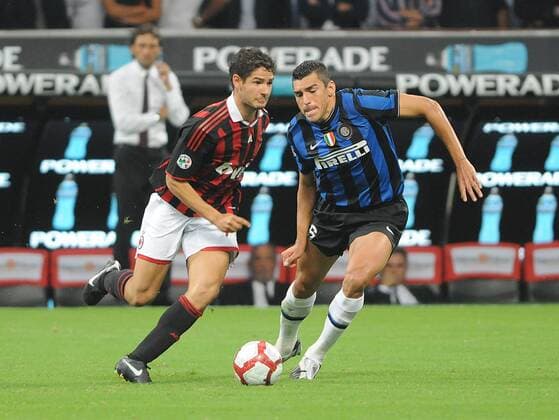 Lucio (Inter Mailand, re.) gegen Alexandre Pato (AC Mailand) - Fußball Herren Serie A 2009 2010, 1. Italienische Liga, AC Mailand - FC Internazionale Mailand 0:4, Milan Gruppe Mailand Dynamik,