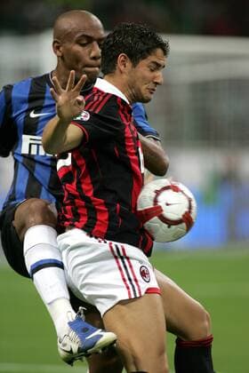 Alexandre Pato (AC Mailand, re.) gegen Maicon (Inter Mailand) - Fußball Herren Serie A 2009 2010, 1. Italienische Liga, AC Mailand - FC Internazionale Mailand 0:4, Milan Gruppe Mailand Dynamik,