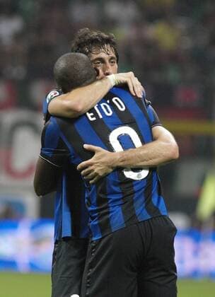 Diego Milito (li.) und Samuel Eto o (beide Inter Mailand) - Torjubel - Fußball Herren Serie A 2009 2010, 1. Italienische Liga, FC Internazionale Mailand Gruppe Mailand Freude,