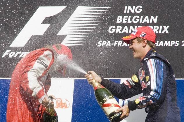 Sieger Kimi RAIKKONEN (FIN, Ferrari, li.) und der Drittplazierte Sebastian VETTEL (GER, Red Bull) während der Siegerehrung Motor Formel 1 Grosser Preis von Belgien in Spa Franchorchamps am 30.08.2009
