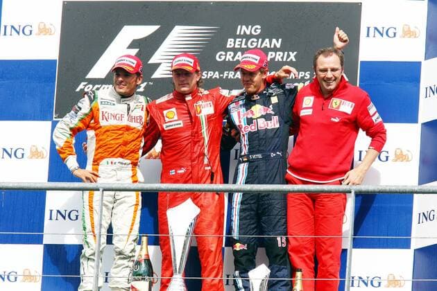 Kimi Räikkönen (Finnland Ferrari, 2.v.li.) gewinnt den Großen Preis von Belgien vor Giancarlo Fisichella (Italien Force India, li.) und Sebastian Vettel (Deutschland Red Bull), re. Teamchef Stefano Domenicali (Italien Ferrari) Motorsport Grand Prix Herren Großer Preis von Belgien 2009, Formel 1 Weltmeisterschaft, F1, F, GP, WM Gruppe Spa-Francorchamps Begeisterung, Freude,