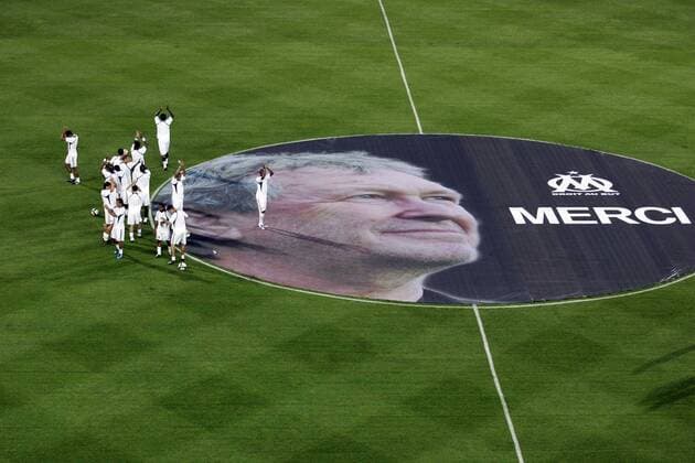 Olympique Marseille gedenkt dem kürzlich verstorbenen Hauptaktionär Robert Louis Dreyfus - EddyLEMAISTRE -  o0 Abbild, Funktionär, Gedenken, Andenken, Totale