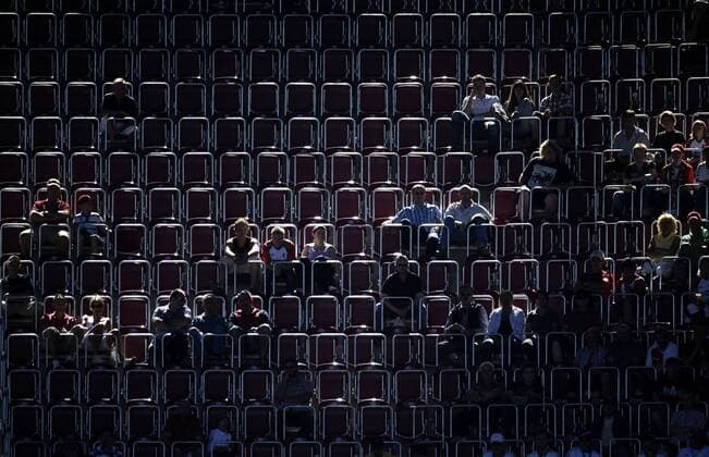 Fußball, Stadiongeschichte FC Augsburg Zuschauerränge im Gegenlicht.